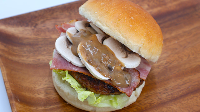 中村剛也と栗山巧の骨牙バーガー マッシュルームソースver.