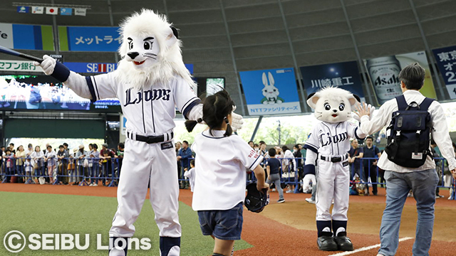 マスコットハイタッチベースランニング