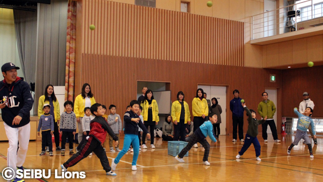 新座市・十文字学園女子大学「親子でベースボール体験」