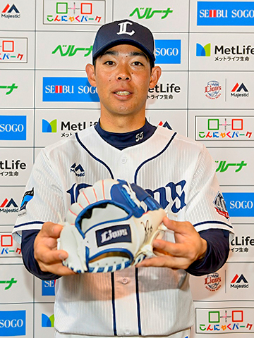 秋山選手とグローブ