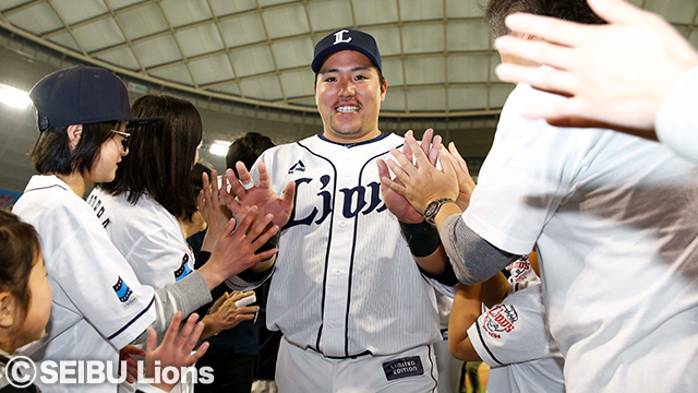 ハイタッチする山川選手