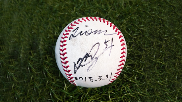 ヒーロー選手の直筆サインボール