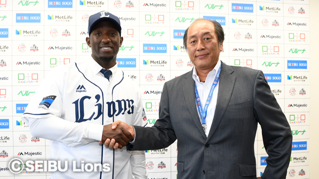 握手するヒース投手