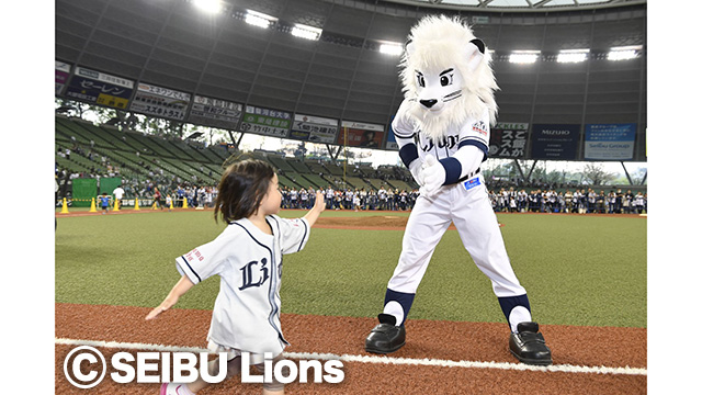 レオとハイタッチ