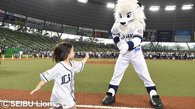 8/18 キッズデー マスコットハイタッチ ベースランニング体験