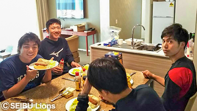 上本ブルペン捕手も一緒の共同生活