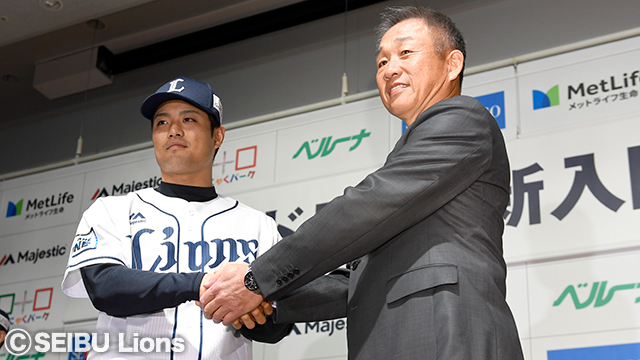 辻監督とがっちり握手を交わすドラフト1位松本航投手