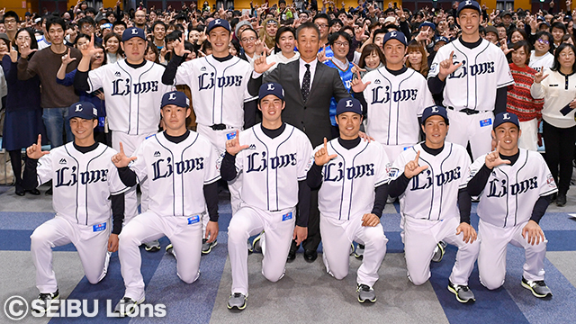 ファンの皆さんとLポーズで記念撮影