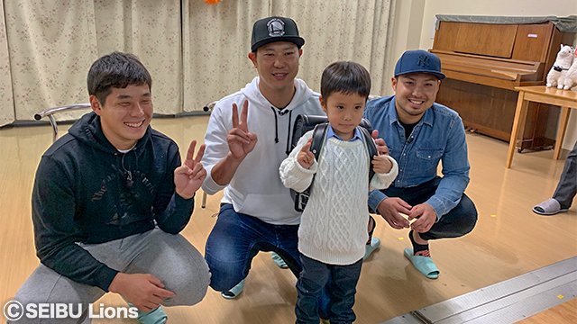 西武ライオンズ　内海哲也　実施用　フリース 内海哲也 コーチと再会のスリーショット！ #渡邉勇太朗 投手 #與