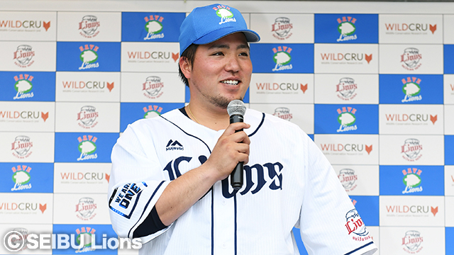 オリジナルキャップで会見に登場した山川選手