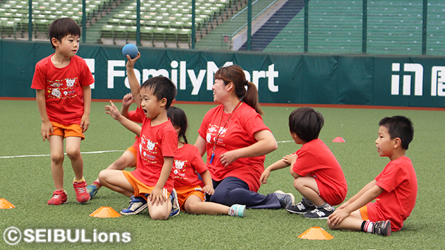ボールをに集まって「アウト!」