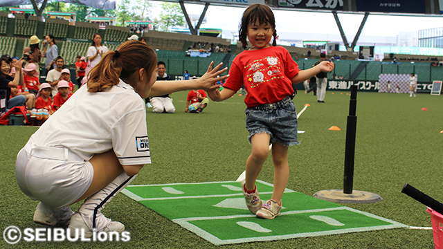 ホームインでハイタッチ