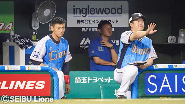 ベンチから試合を見守る当球団のトレーナー(写真中央)