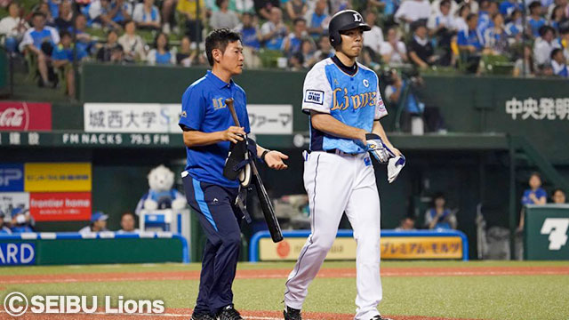 試合中、選手のケアをする当球団のトレーナー