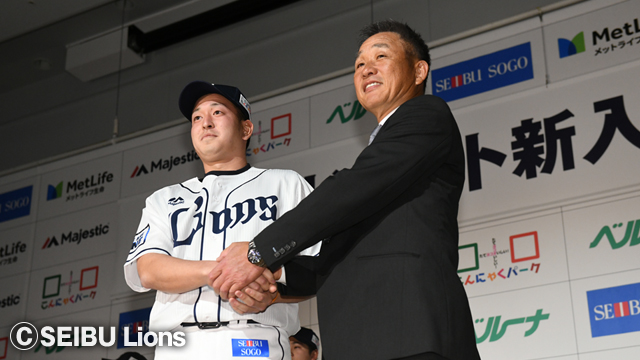 辻監督とがっちり握手を交わすドラフト1位宮川哲投手