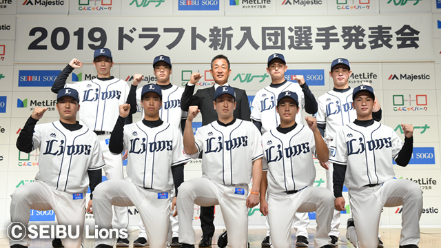 辻監督と一緒にガッツポーズで記念写真