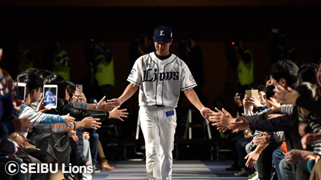 ファンクラブ会員の皆さんとハイタッチし入場する浜屋将太投手