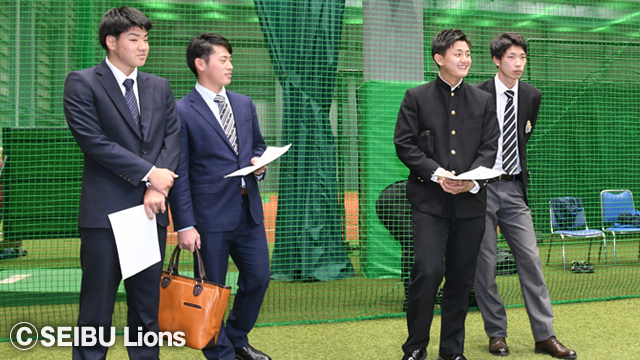 トレーニングセンターにて説明を受ける選手たち