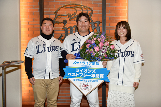 にこやかな笑顔で年間賞を受け取った中村選手と当選者の方