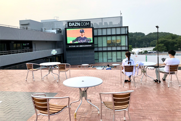 DAZNデッキの大型ビジョン観戦」のイメージ画像