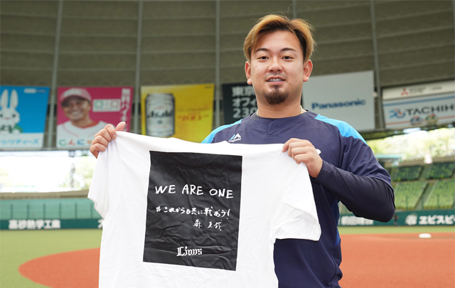 選手Tシャツ手持ち写真