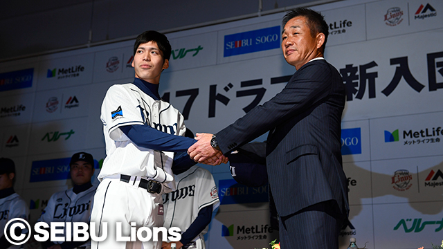 辻監督と握手を交わす齊藤大投手