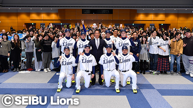 ファンの皆さまと記念撮影する新入団8選手