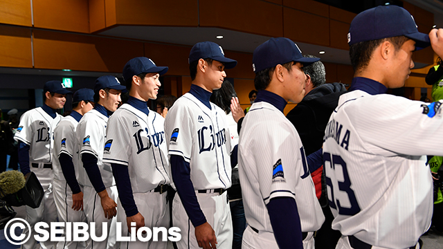 お見送りする新入団8選手