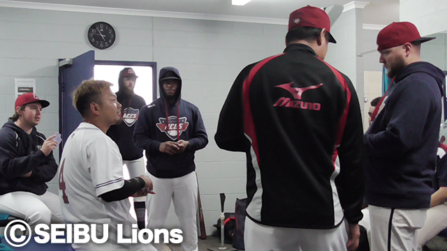 チームメートと交流する森選手