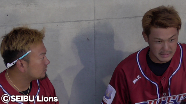 ベンチでアドバイスを送る森選手