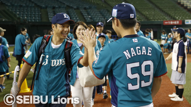 選手登場ハイタッチベースランニング