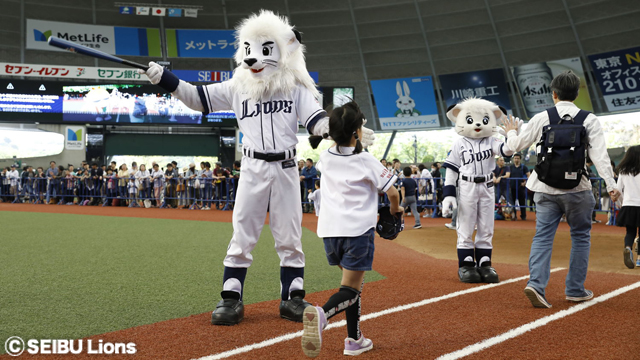 マスコットハイタッチベースランニング