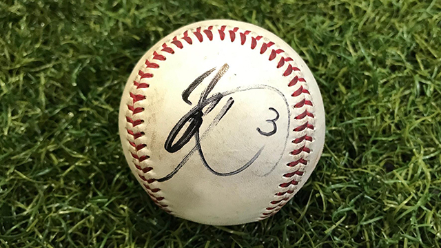 ヒーロー選手の直筆サインボール