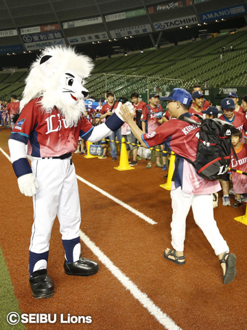 マスコットハイタッチベースランニング