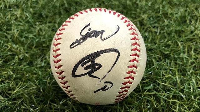 ヒーロー選手の直筆サインボール