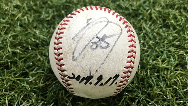 ヒーロー選手の直筆サインボール