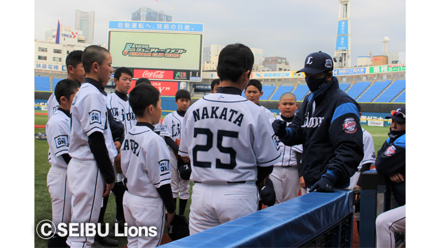 全選手とグータッチをして試合に入る星野監督