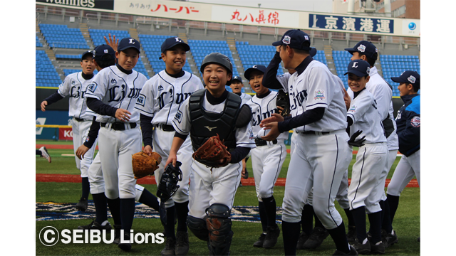 ピンチを抑えナインとベンチに戻る#22蜂巣選手