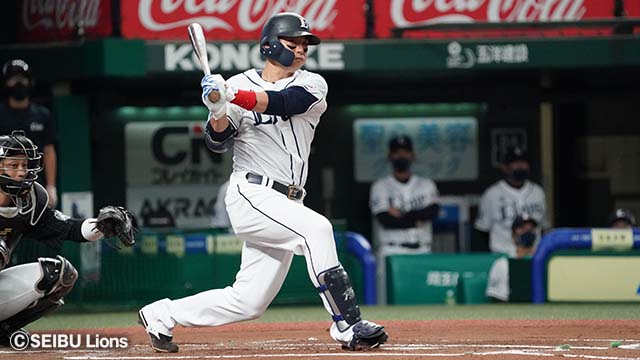 栗山巧選手プレー写真