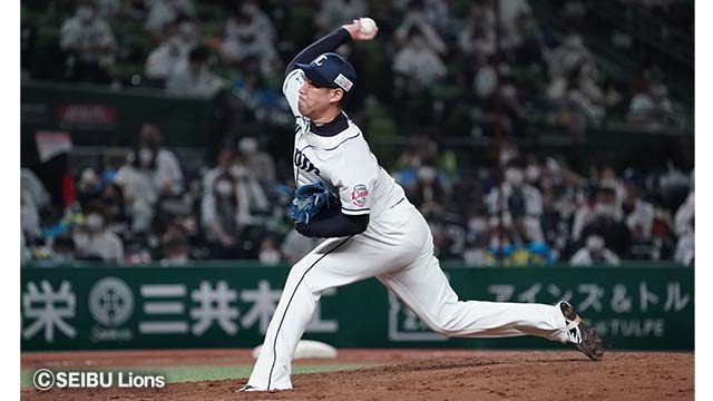増田達至投手プレー写真