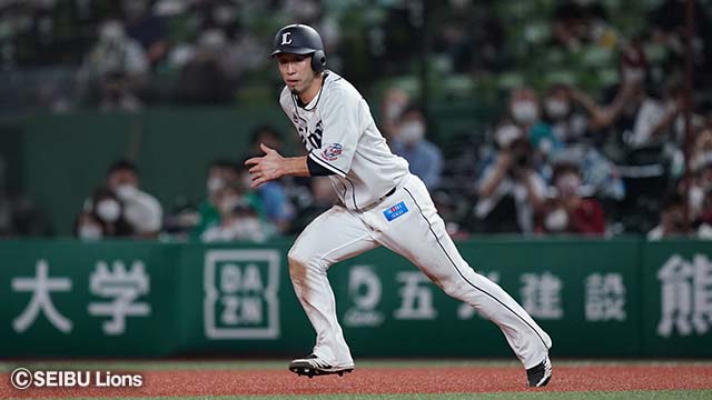 外崎修汰選手プレー写真