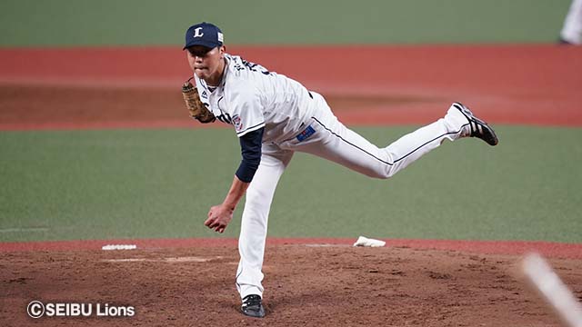内海哲也投手兼投手コーチプレー写真