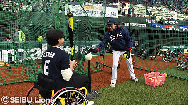 選手と車椅子ソフトボール体験