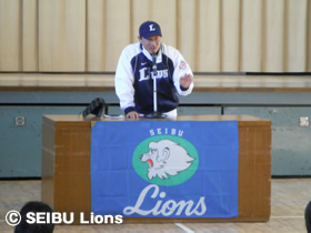 写真:児童へ語りかける土肥氏