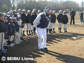 写真:平尾コーチによる走塁指導