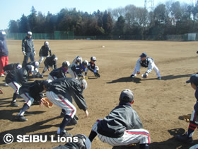 写真:捕球姿勢の見本！平尾コーチ