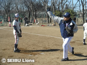 写真:石井コーチによるピッチング指導