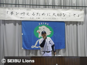 写真:ダンス“ウキウキパレード”でスタート