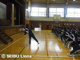 写真:レオも綱引きに参加