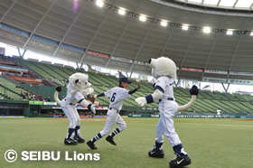 写真:呼び出しで守備位置へ